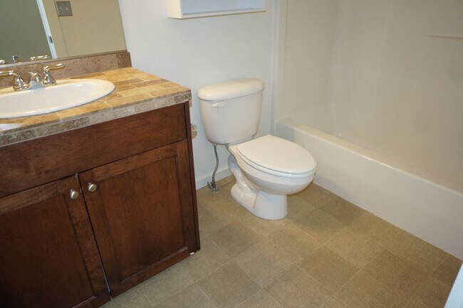 Building Photo - Spectacular SW Liar Hill 3 bedroom Townhouse