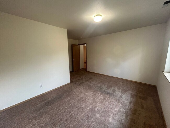 Building Photo - Beautiful 4 bd 3 bath w/ 2-car Garage Home...
