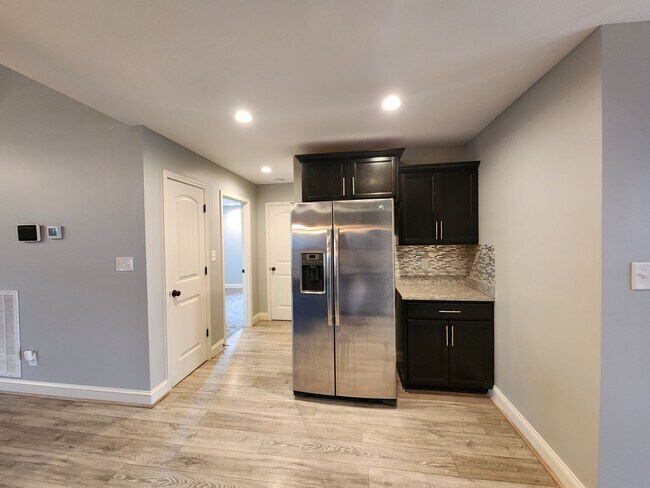 Building Photo - 1003 Sunrise Dr
