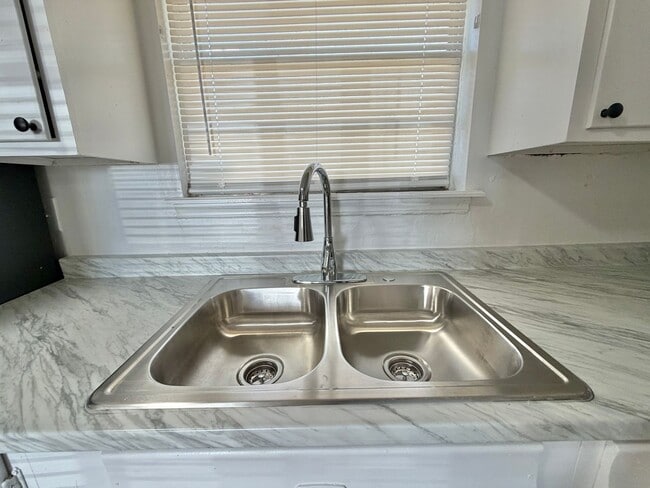 Building Photo - 3 bed Fresh inside!