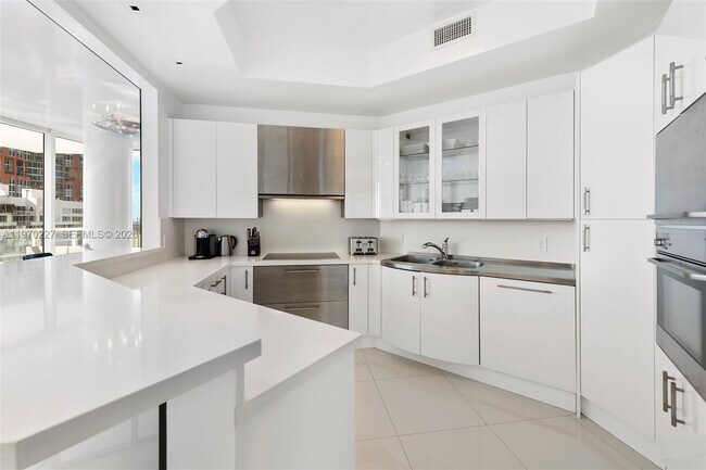 Building Photo - 100 South Pointe Dr