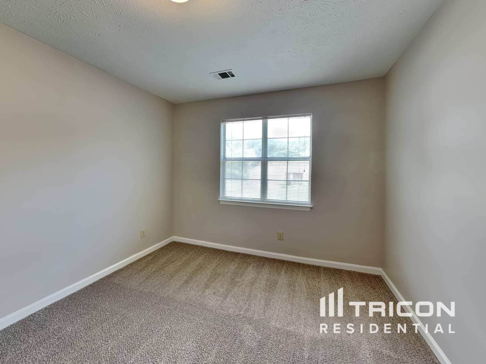 Building Photo - 2711 Woodside Dr