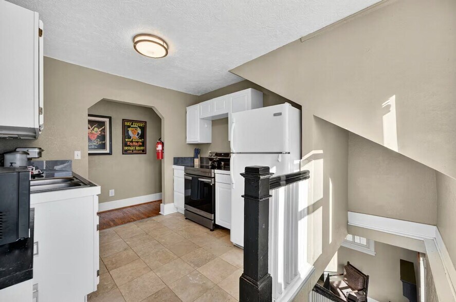 Building Photo - 1821 6th Ave