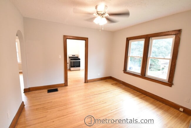 Building Photo - 2832-2834 Indianola Avenue