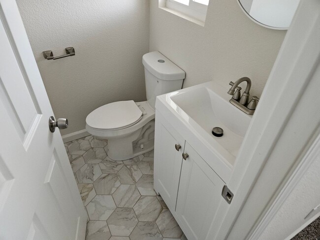 Building Photo - Large 3 bedroom 2 bath