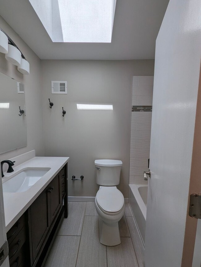Building Photo - Elevated Living in University City