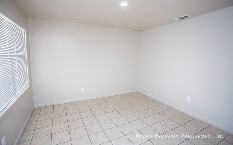 Building Photo - 924 Adrian St