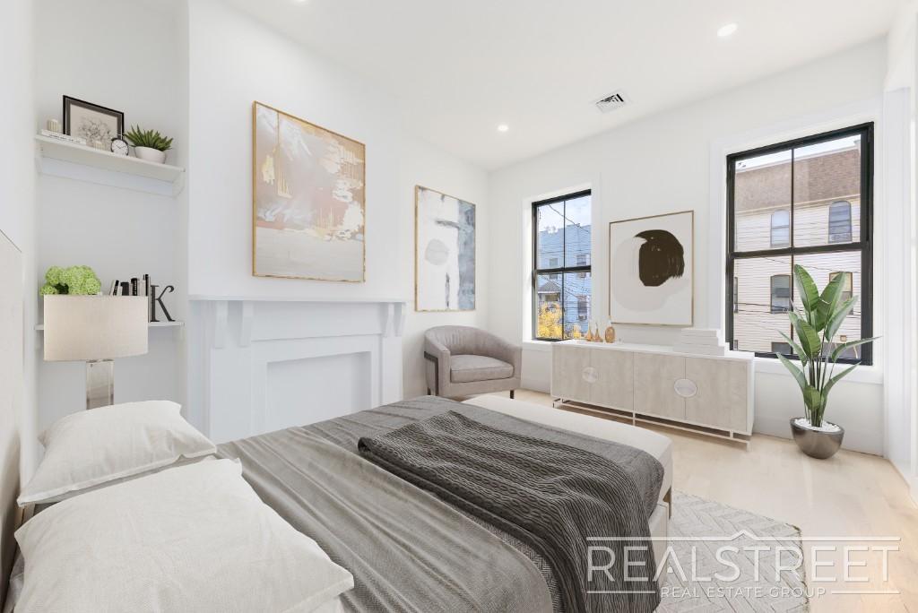 Building Photo - Stunning & Spacious Brand New 4 Bed 3 Bath...