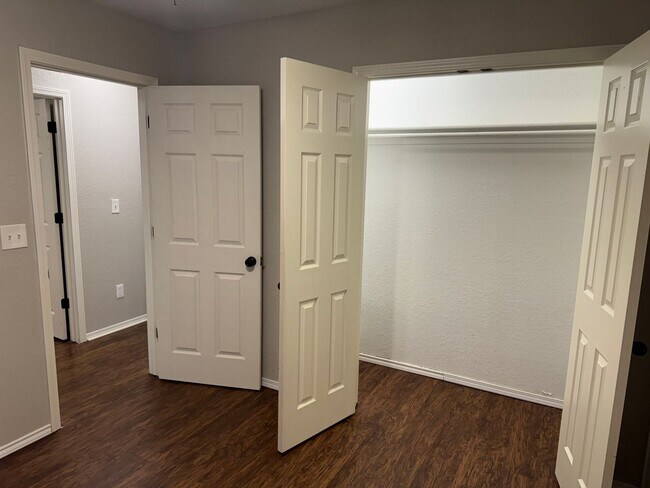 Building Photo - 323 S 12th St