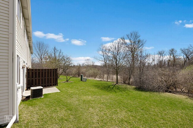 Building Photo - Gorgeous and Updated Large 2 Bedroom / 1.5 Bath Townhome in Grayslake!