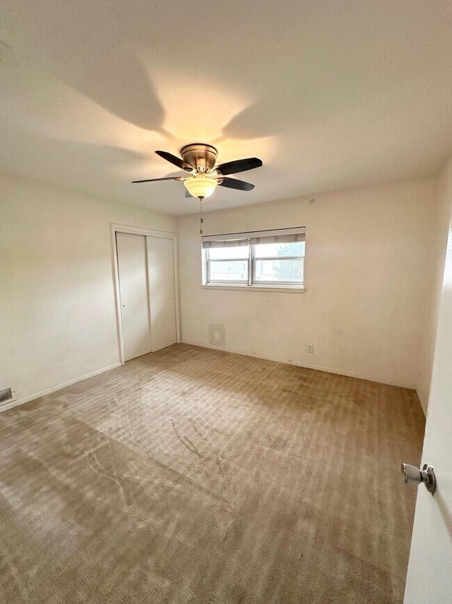 Building Photo - 3 Bedroom 2 Bathroom Ready to Rent