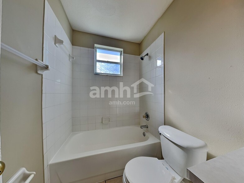 Building Photo - 24446 Landing Dr