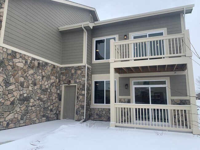 Building Photo - West Greeley Spacious Townhome With New Carpet!