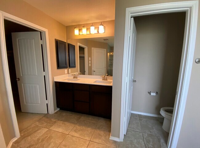 Building Photo - 105 Golden Bear Dr