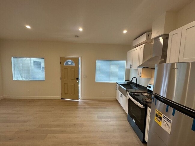 Building Photo - 6614 Telegraph Ave