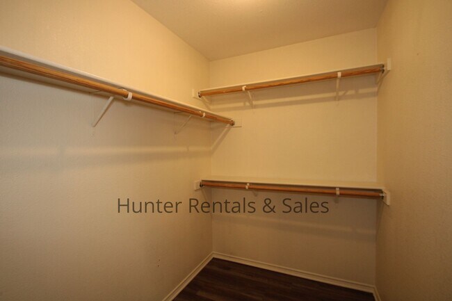 Building Photo - Hymesa Estates!