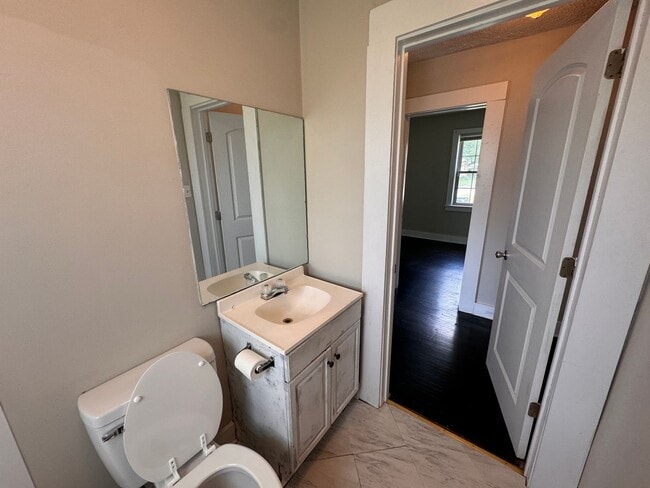Building Photo - Charming Three bedroom, one bath house!