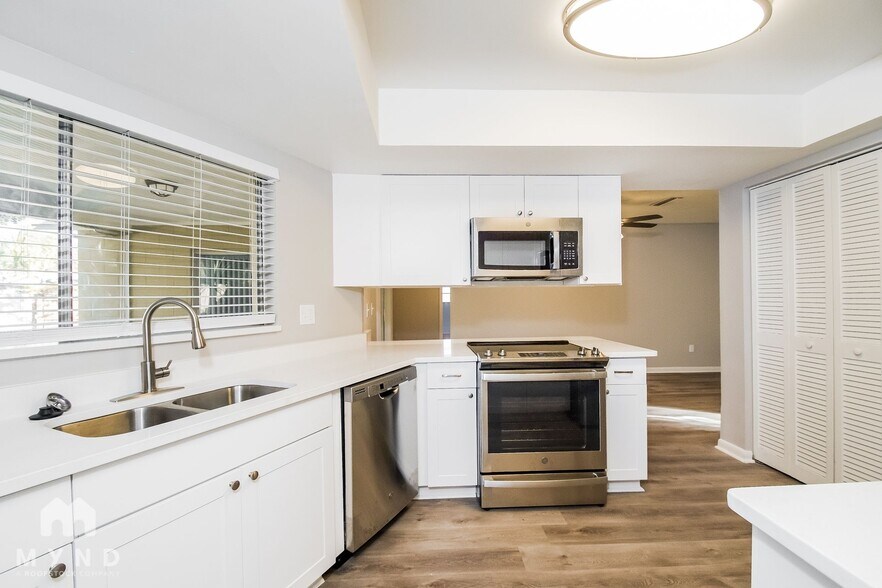 Building Photo - 3929 Oak Hammock Dr