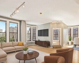 Building Photo - Oversized Downtown 1 Bed, 1 Bath + Den Condo!