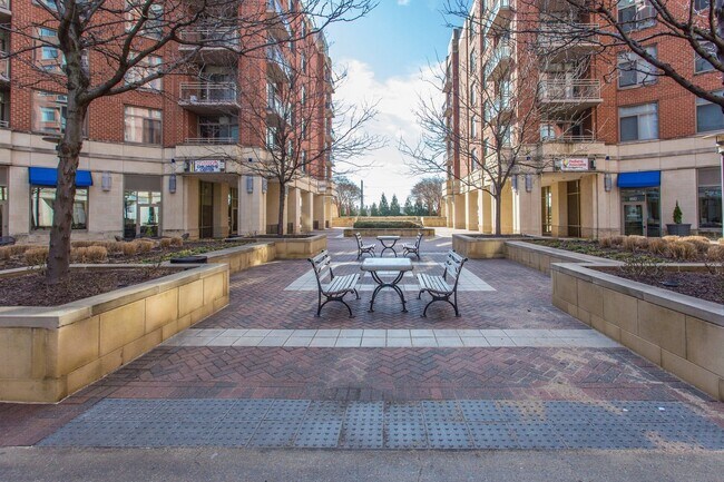 Building Photo - This luxury 2 bedroom condo has phenomenal amenities and is walking distance to the new Potomac Y...
