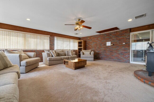 Building Photo - 117 Church Hill Rd