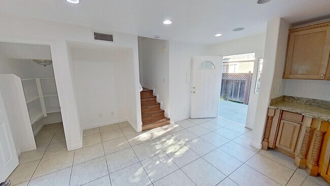 Building Photo - 415 W De La Guerra St