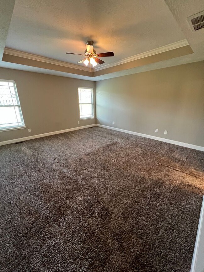 Building Photo - 4 Bedroom | 2 Bathroom | 3 Car Garage| Springfield MO | Fire Place | Covered patio!