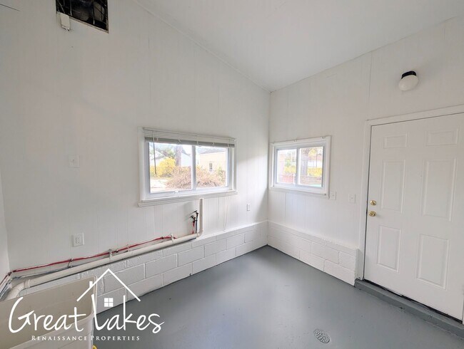 Building Photo - Stunning 3 Bedroom 1 Bathroom now availabl...
