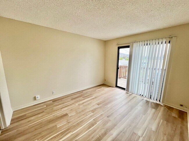 Building Photo - Upstairs 2BD/2BTH with Central A/C, Privat...
