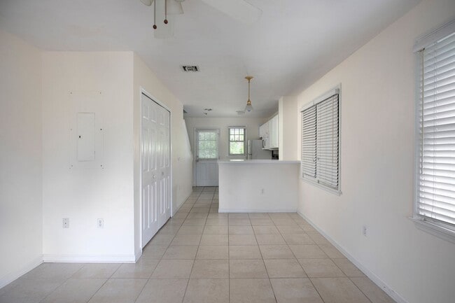 Building Photo - 2 Bedroom 1 Bathroom Golf Club Townhouse  April 1- November 30