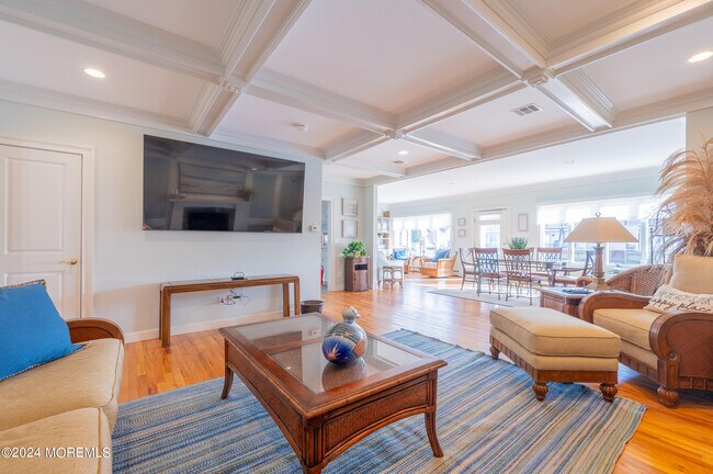 Building Photo - 409 6th Ave