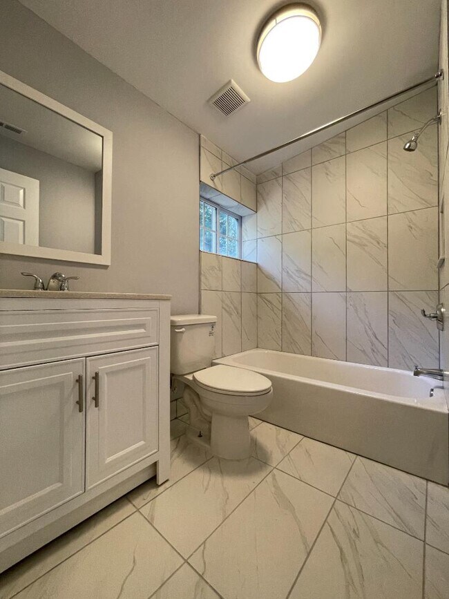 Building Photo - 1596 Willowbrook Dr SW