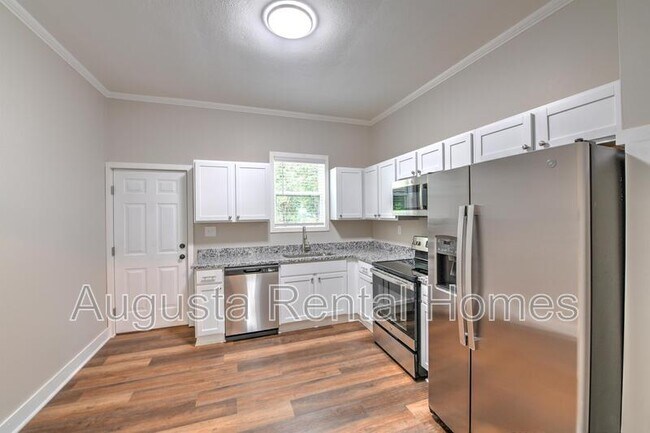 Building Photo - 206 N Hankinson St