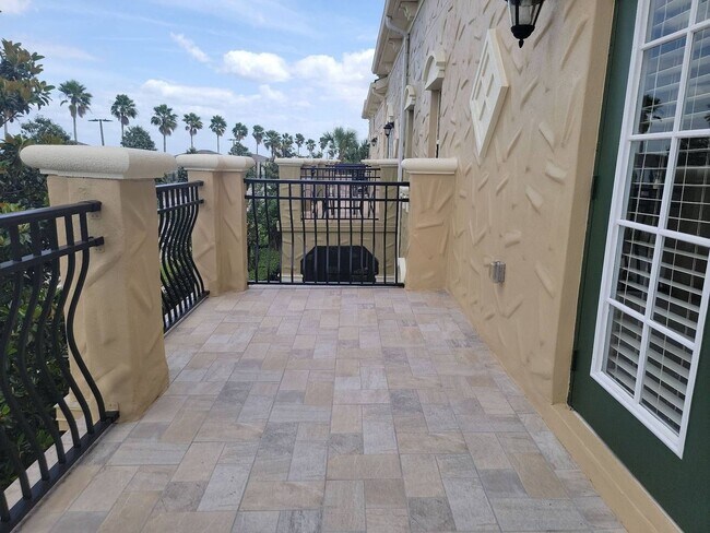 Building Photo - 4/2.5 TOWNHOME VILLA in Waterstone-Davenpo...