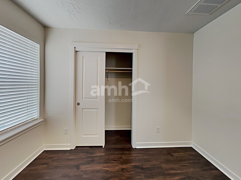 Building Photo - 4537 N Alester Ave