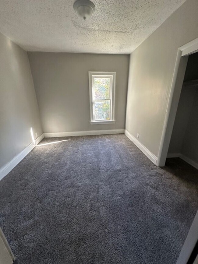 Building Photo - 104-104.5-1045 Bernard St