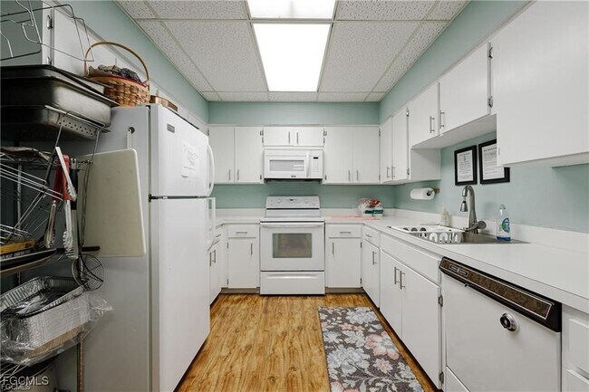 Building Photo - 2244 Winkler Ave