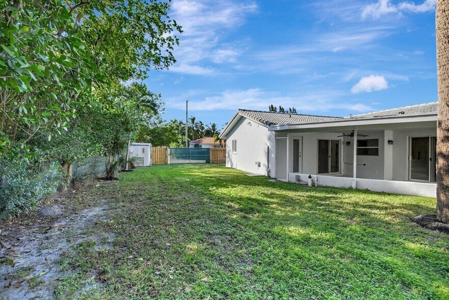 Building Photo - 1060 NW 6th Ter
