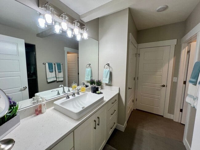 Building Photo - Lovely Home For Rent In Highland, UT (Fully Furnished)