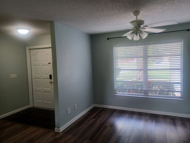 Building Photo - Coming Soon: Spacious, Newly Remodeled  3 bedroom, 2 bathroom screened lanai GREAT LOCATION