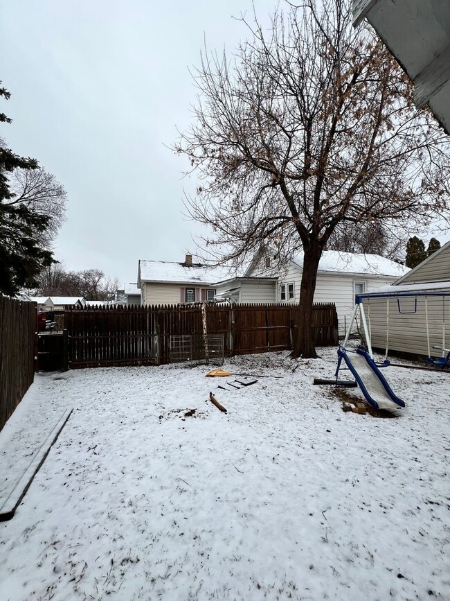 Building Photo - Spacious 2-Bedroom, 1-Bath Single Family House