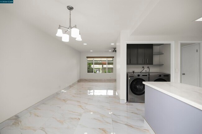 Building Photo - 560 La Copita Ct