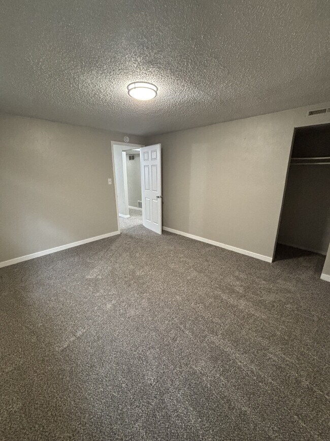 Building Photo - 3495 Montebello Dr W