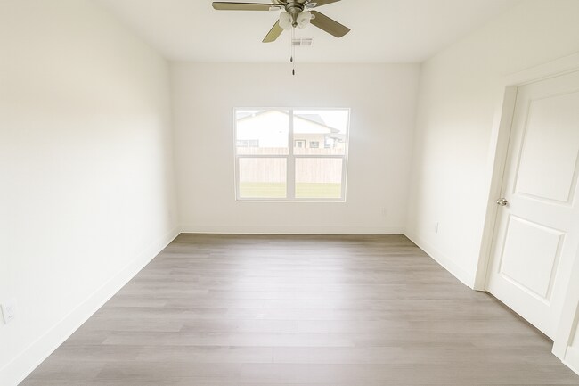 Building Photo - 5204/06 S Chase Cir