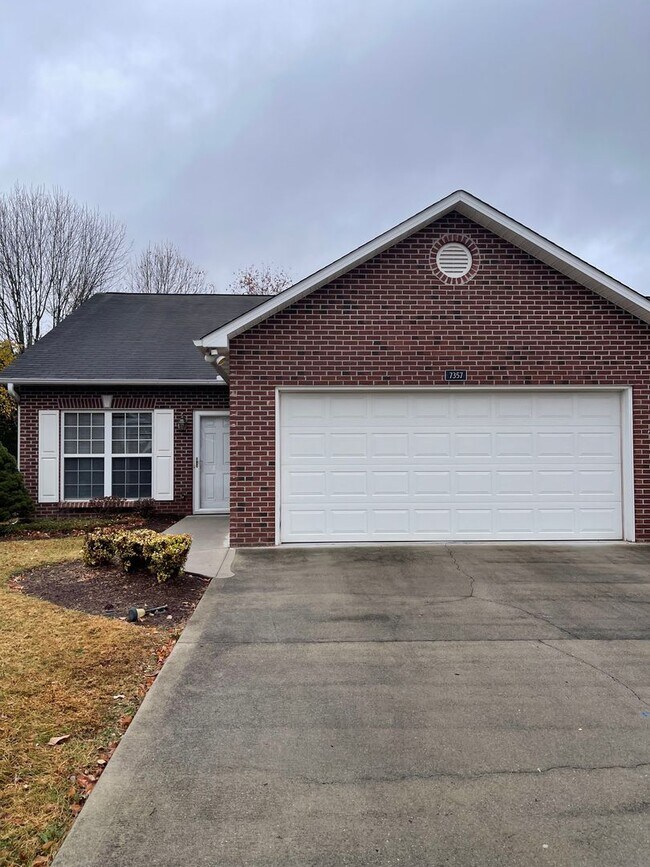 Building Photo - 2 bed, 2 bath, 2 car garage ranch style home in N. Knoxville