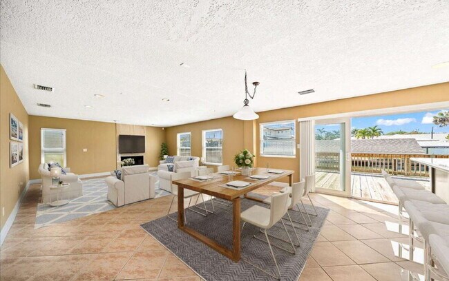Building Photo - Melbourne Beach gem with covered boat house