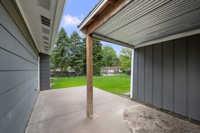 Building Photo - 3129 Windsor Dr