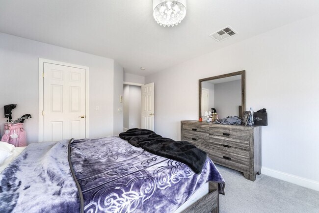 Building Photo - Luxury Living in Guard-Gated Royal Highlands!