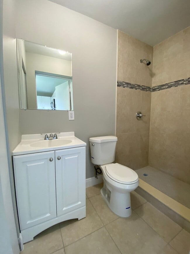 Building Photo - 114 SW 7th Ave