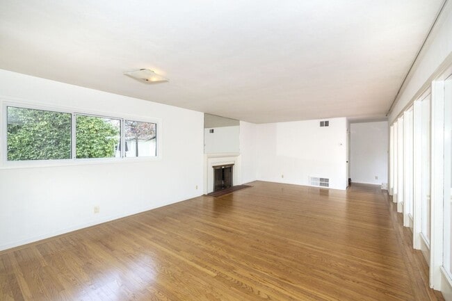 Building Photo - Spacious 3 Bed, 3 Bath Home in Excellent Location- Short Term Lease